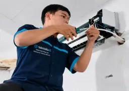 Proses servis AC lengkap oleh teknisi berpengalaman teknisita.id di Makassar