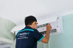 Teknisi teknisita.id melakukan diagnosa dan pengecekan masalah pada unit AC